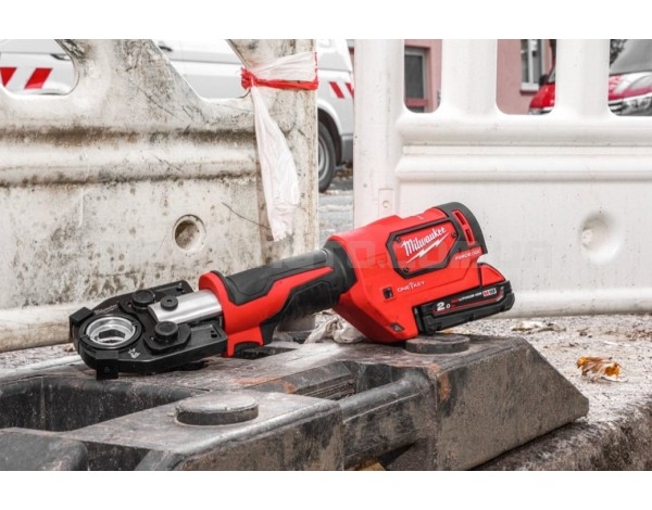 Обжимник гідравлійчний акумуляторний для кабелів MILWAUKEE M18 HCCT-201C ONE-KEY (+ заряд.пристрій, 1 акум., HD кейс)